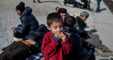 Dea immigrés Afghans espérant traverser la frontière macédonienne, le 21 février 2016.