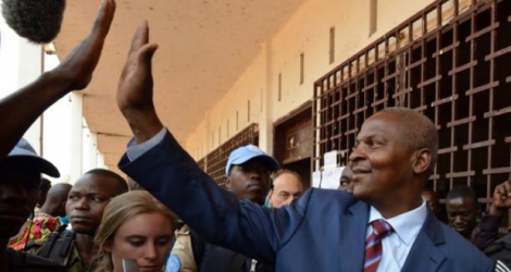 Le candidat à la présidentielle Centrafricaine, Faustin Archange Touadera, à la sortie d'un bureau de vote le 14 février 2016 à Bangui.