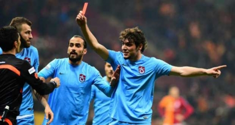 Salih Dursun, joueur de Trabzonspor, montre un carton rouge à l'arbitre Deniz Ates Bitnel lors du match de championnat turc face à Galatasaray, le 21 février 2016 à Istanbul.