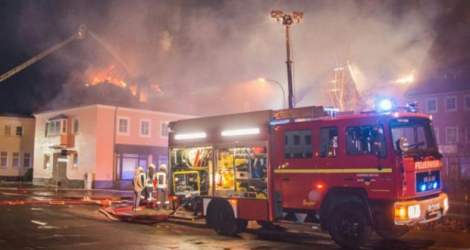 Les pompiers allemands tentent d'éteindre l'incendie qui a ravagé le 21 février 2016 un foyer pour migrants à Bautzen, près de Dresde, dans l'ancienne RDA.