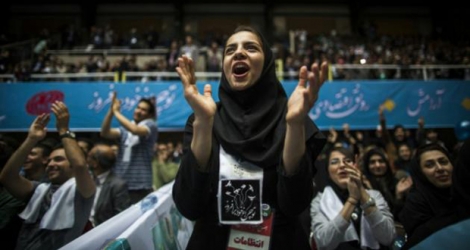 Une Iranienne applaudit lors d'une réunion électorale de réformistes à Téhéran, le 20 février 2016.