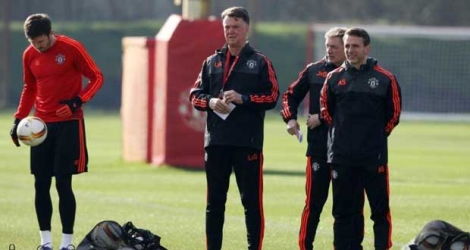 Le manager de Manchester United Louis van Gaal (c) dirige une séance d'entraînement, le 24 février 2016 à Manchester.