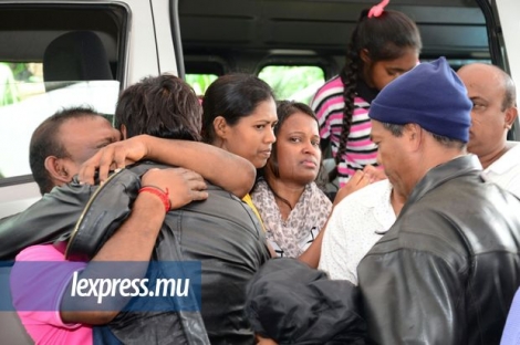Une heure après leur atterrissage à Plaisance, Vikram et Asha Ragoobeen arrivent chez eux à Camp de Masque, samedi 27 février. 