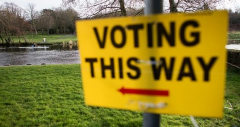 Une affiche indique la direction d'un bureau de vote à Dublin, en Irlande, le 26 février 2016.