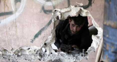 Un rebelle syrien dans la ville d'Arbin, dans la Ghouta orientale, le 26 février 2016.