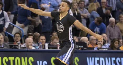 Le meneu de jeu des Golden State Warriors, Stephen Curry, auteur d'un tir à 3 points en prolongation face à Oklahoma City, le 27 février 2016 à Oklahoma City