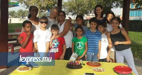 Jotee (portant des lunettes au centre) avec ses enfants et des amis, à Dubayy, le 29 février 2012… la dernière fois qu’elle a pu fêter son anniversaire à la bonne date!