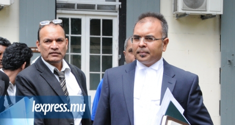 (Photo d’archives) Rajah Madhewoo et son homme de loi, Me Sanjeev Teeluckdharry en Cour suprême en octobre dernier.