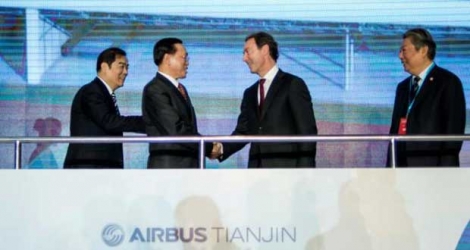 (De G à D) L'adjoint au maire de Tianjin Duan Chunhua, le vice-ministre de la Commission nationale du développement et de la réforme Lin Nianxiu, le PDG d'Airbus Fabrice Brégier et le président d'Aviation Industry Corporation of China Lin Zuoming à Tianjin le 2 mars 2016.