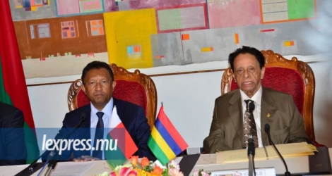 Sir Anerood Jugnauth et le président malgache Hery Rajaonarimampianina ont procédé à la signature de trois accords, vendredi 11 mars.