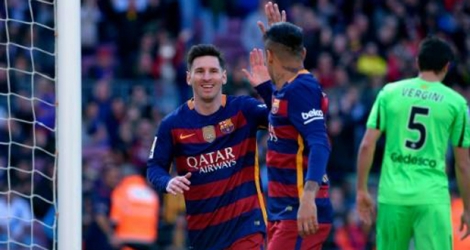 Les attaquants de Barcelone Lionel Messi et Neymar se congratulent après le but du premier contre Getafe au Camp Nou, le 12 mars 2016.