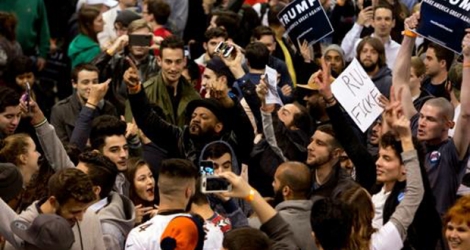 Des partisans et des opposants à Donald Trump s'affrontent à Chicago, le 11 mars 2016.