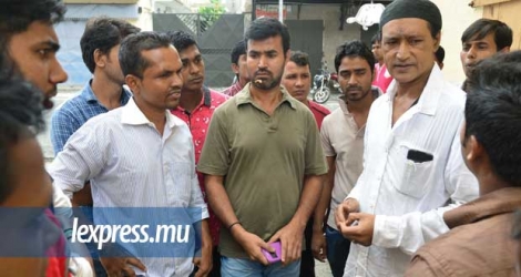 Des ouvriers bangladais au siège du ministère du Travail, lundi 14 mars.