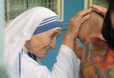 Mère Teresa bénit un enfant à Singapour le 20 octobre 1993.