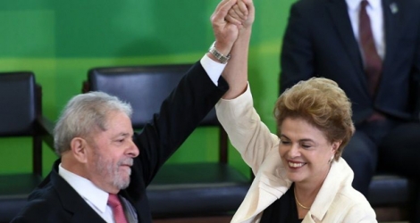 L'ancien président, Luiz Inacio Lula da Silva (g) et l'actuelle présidente Dilma Rousseff, le 17 mars 2016 à Brasilia.