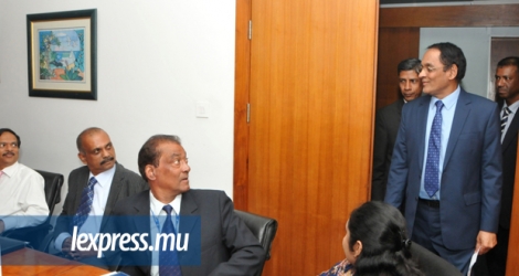 Le ministre Lutchmeenaraidoo a rencontré les fonctionnaires des Affaires étrangères à son bureau, aux Finances, mercredi 16 mars.