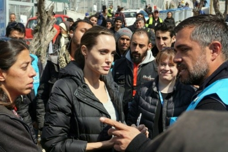 © AFP | L'actrice américaine Angelina Jolie, ambassadrice de bonne volonté du Haut-Commissariat de l'ONU pour les réfugiés (HCR), le 17 mars 2016 à Lesbos en Grèce