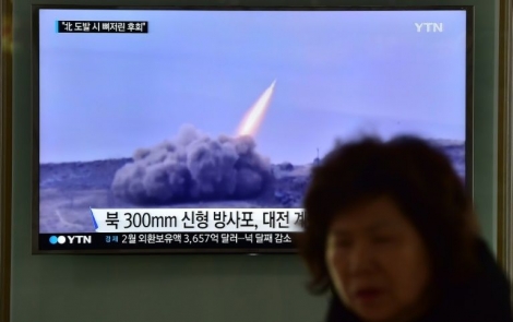 Ecran de télévision à la gare de Séoul, retransmettant le tir d'un missile nord-coréen, le 4 mars 2016
