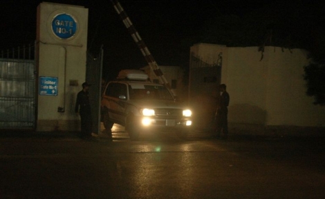 Un véhicule quitte la résidence de l'ex-président pakistanais Pervez Musharraf à Karachi, le 18 mars 2016