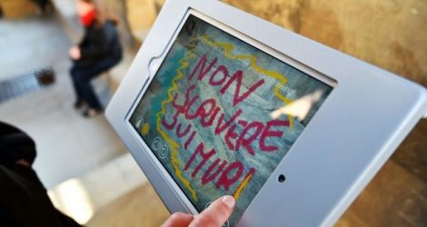 Lors de la visite du Campanile de Giotto à Florence, les touristes sont invités à dessiner leurs grafittis sur des tablettes, le 17 mars 2016.
