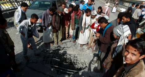 Des Yéménites inspectent les dégâts causés par des frappes aériennes de la coalition arabe à Sanaa, le 23 mars 2016.