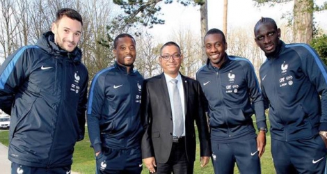 Salim Toorabally (au centre) pose en compagnie des joueurs de l’équipe de France. (Photo de l’équipe.fr)