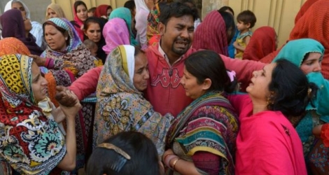 Des chrétiens pakistanais pleurent un des leurs victime de l'attentat suicide de Lahore, le 28 mars 2016. 