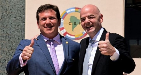 Le nouveau président de la Fifa Gianni Infantino (d) et le président de la Confédération sud-américaine de football Alejandro Dominguez, le 28 mars 2016 devant le siège de la Conmebol à Luque (Paraguay)