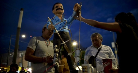 Des Mexicains s'apprêtent à brûler un mannequin à l'effigie de Joaquin 