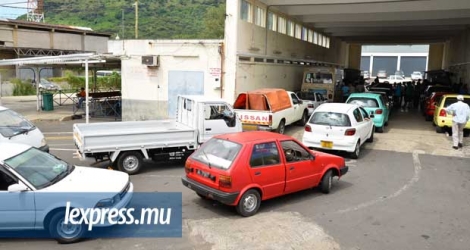 La file de véhicules attendant leur tour d’être examinés au centre de fitness de Plaine-Sauzun,hier