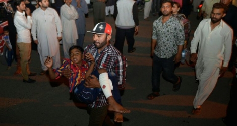 Un jeune pakistanais blessé transporté par un proche vers un hôpital après une explosion meurtrière à Lahore (est), le 27 mars 2016.