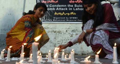 Des Pakistanais allument des bougies à Karachi le 28 mars 2016 en hommage aux victimes de l'attentat-suicide la veille à Lahore.
