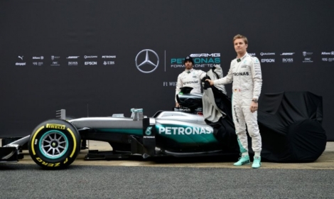 Le pilote allemand Nico Rosberg et son équipier britannique Lewis Hamilton découvrent la Mercedes W07 Hybrid sur le circuit de Catalogne, le 22 février 2016