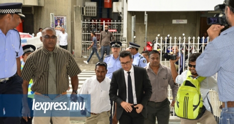(Photo d’archives) Le député travailliste Shakeel Mohamed en cour le jour de son arrestation, 23 novembre 2015.