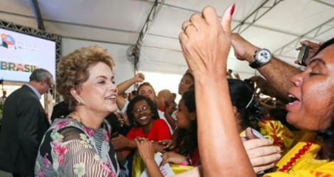La présidente Dilma Rousseff entourée de partisans le 8 avril 2016 à Rio.