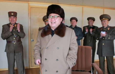 Photographie non datée transmise par l'agence de presse officielle nord-coréenne le 2 avril 2016 montrant le chef d'Etat Kim Jong-Un (c) inspectant un test de lancement d'un nouveau type de missile 