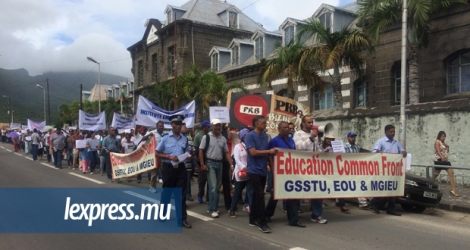 Enseignants et syndicats ont manifesté dans les rues de Port-Louis pour contester le rapport du PRB, mercredi 13 avril.
