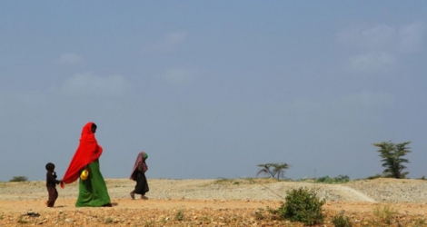 Une femme et ses enfants vont chercher de l'eau à Dolo Ado, en Ethiopie, le 15 décembre 2011.