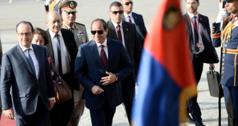 Le président égyptien Abdel Fattah al-Sissi (droite) accueille le président français François Hollande au Caire le 17 avril 2016.