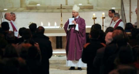 Mgr Bernard Housset, évêque de La Rochelle, conduit la messe à Surgères, le 12 février 2016 