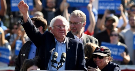 Le démocrate Bernie Sanders et l'acteur américain Danny DeVito, à Brooklyn, à New York, aux Etats-Unis, le 17 avril 2016.