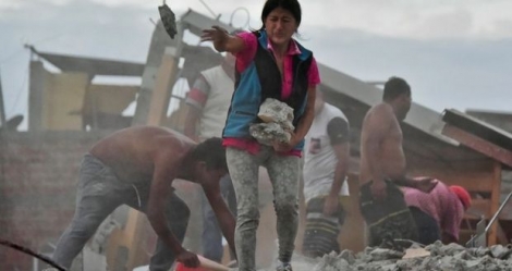Une Equatorienne, Veronica Paladines, retire des décombres en cherchant son mari à Tarqui près de Manta en Equateur le 17 avril 2016 quelques heures après le séisme qui a fait 350 victimes d'après un dernier bilan 
