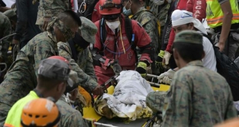 Le corps d'un enfant extrait des décombres le 18 avril 2016 à Pedernales en Equateur