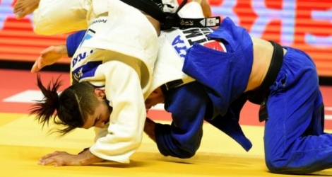 Le judoka français Walide Khyar (en blanc) face à l'Italien Carmine Maria di Loreto lors des Championnats d'Europe de judo, le 21 avril 2016 à Kazan