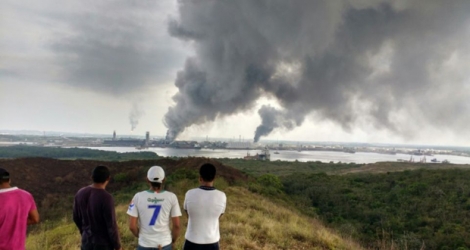 La fumée s'échappe du complexe pétrochimique de PEMEX à Coatzacoalcos, dans l'Etat de Veracruz au Mexique, le 20 avril 2016.