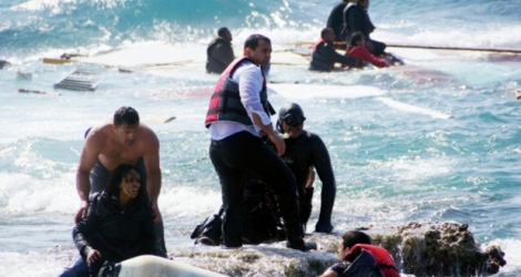 Des migrants secourus par des habitants après le naufrage de leur embarcation le 20 avril 2015 au large de Rhodes en Grèce.