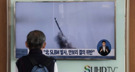 Un homme regarde l'essai présumé d'un missile mer-sol balistique nord-coréen dans les rues de Séoul en Corée du Sud, le 24 avril 2016.