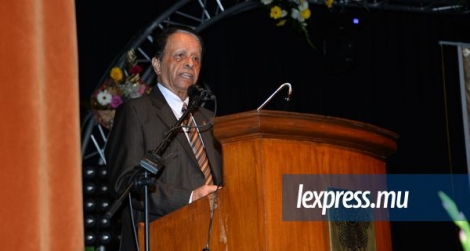 SAJ prononçant son discours lors des célébrations du Nouvel an tamoul à Phœnix le 24 avril.