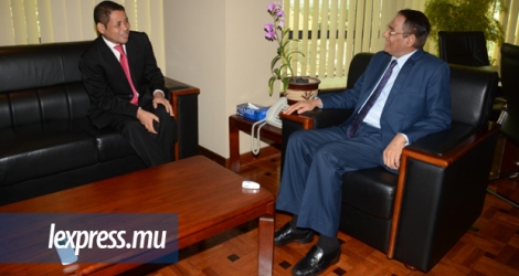 Le ministre des Affaires étrangères lors d’une session de travail avec le chargé d’affaires de Madagascar à Maurice Mija Rasamizafy, lundi 25 avril.