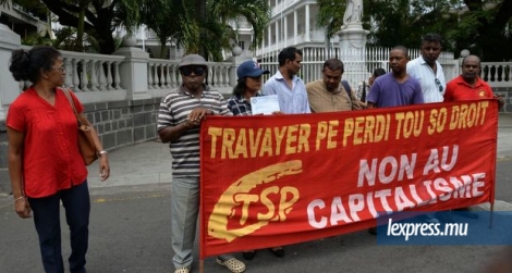 Les membres de la CTSP lors d’une manifestation devant le Parlement, mardi 26 avril.